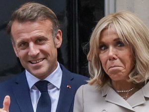 Макрон с женой