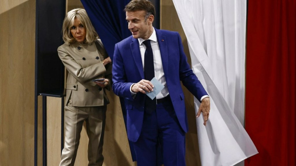 Выпуклость на брюках довела жену Макрона до истерики: у первой леди Франции заметили неладное