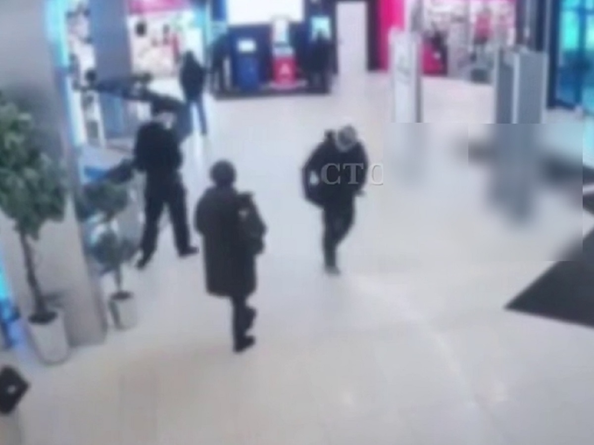 16-летний подросток в ТЦ Москвы ударил ножом охранника и ранил полицейских