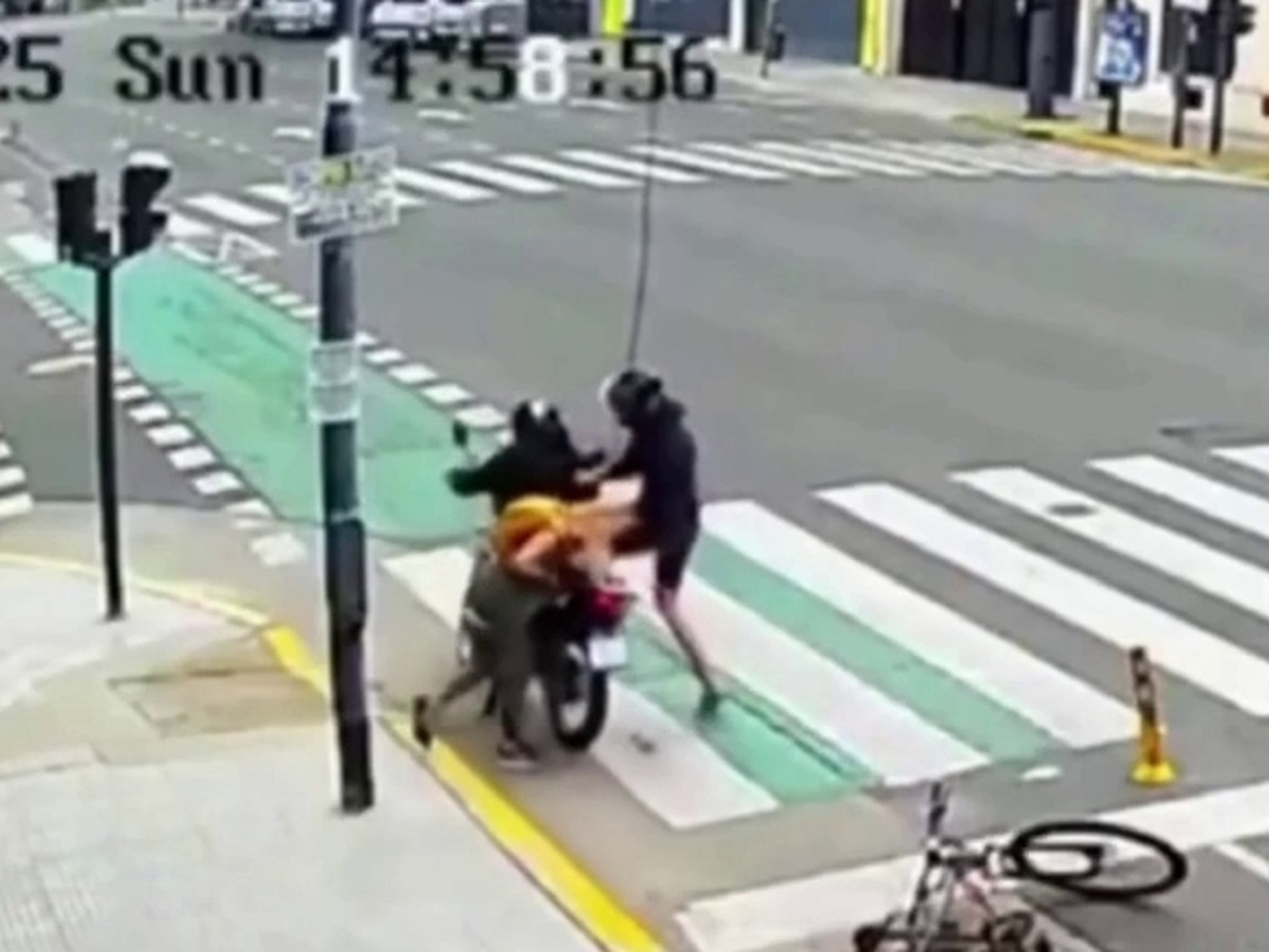 Российская туристка в Аргентине скинула с мопеда грабителя, восхитив Сеть