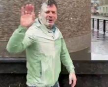 «Вон из России!»: основателя движения «Наши» Василия Якеменко облили ряженкой