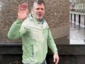 «Вон из России!»: основателя движения «Наши» Василия Якеменко облили ряженкой