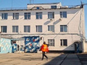 На Урале на въезде в колонию задержали водителя грузовика с автоматом и гранатой