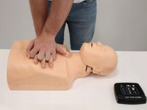 Окровавленный голый манекен на выставке в Новороссийске вызвал громкий скандал