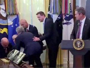 Министр здравоохранения США опозорился на фоне упавшего без сознания человека