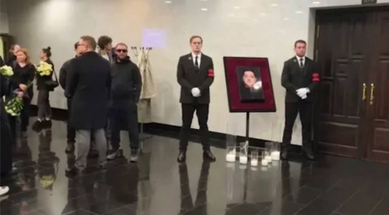 Прах развеют над Черным морем: в Москве попрощались с актером Романом Поповым