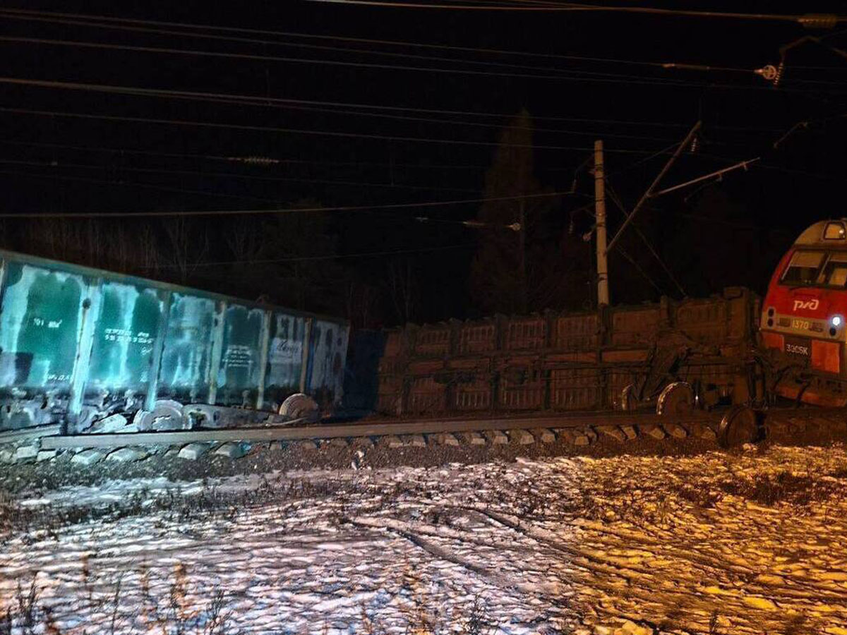 СКР: в Приангарье вагоны сошли с рельсов из-за постороннего предмета на путях