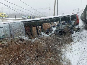 В Хабаровске пассажирский автобус столкнулся с поездом, пострадали четверо