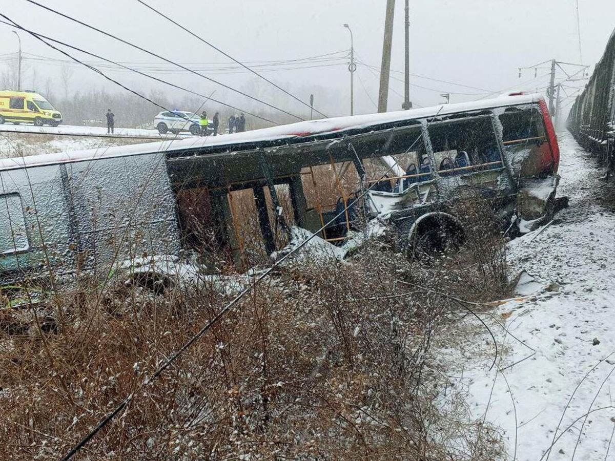 В Хабаровске пассажирский автобус столкнулся с поездом, пострадали четверо