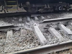 МИД Украины ответил на обвинения сограждан в диверсии в Польше МИД Украины переложил ответственность на РФ за диверсию своих граждан в Польше Александр Барабанов true true true close Shutterstock Министерство иностранных дел Украины ответило на заявление премьера Дональда Туска о том, что взрыв на железнодорожной линии в Польше совершили граждане Украины. Публикация появилась на сайте внешнеполитического ведомства республики. Там решительно осудили диверсию, однако заявили, что Россия якобы умышленно вербует людей с паспортами Украины для совершения гибридных атак и диверсий в Европе. «Россия пытается переложить вину за свои преступления на украинцев. Но мы убеждены, что партнеры Украины прекрасно понимают, что источником таких диверсий является именно РФ», — говорится в тексте публикации. МИД Украины утверждает, что события в Польше якобы подтверждают гибридную войну России против Европы. Киев пообещал оказывать всю необходимую помощь польским властям, чтобы противостоять «таким преступным действиям в будущем». Днем 17 ноября в Польше повредили железную дорогу до Украины. По данным радиостанции RMF24, через линию электропередачи была переброшена цепь, что привело к короткому замыканию. Премьер-министр страны Дональд Туск заявил, что, возможно, речь идет об акте диверсии. Такое же мнение выразил и заместитель министра внутренних дел и администрации Мацей Душчик. Он отметил, что последнее время Польша сталкивается с различными видами саботажа. 18 ноября Туск заявил, что взрыв на железнодорожной линии в Польше совершили граждане Украины. По его словам, к инциденту причастны два человека. Ранее Песков указал на «примечательный факт» при диверсии на железной дороге в Польше.