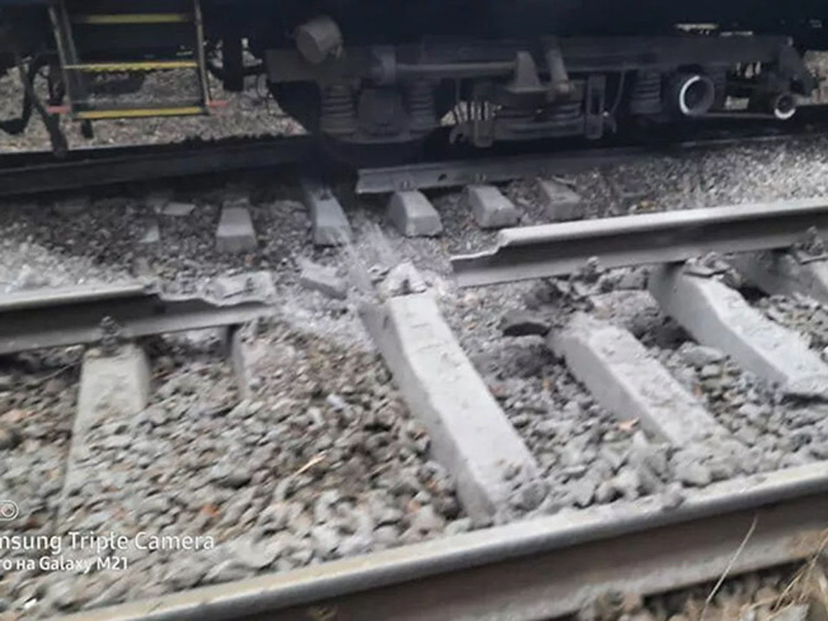 МИД Украины ответил на обвинения сограждан в диверсии в Польше МИД Украины переложил ответственность на РФ за диверсию своих граждан в Польше Александр Барабанов true true true close Shutterstock Министерство иностранных дел Украины ответило на заявление премьера Дональда Туска о том, что взрыв на железнодорожной линии в Польше совершили граждане Украины. Публикация появилась на сайте внешнеполитического ведомства республики. Там решительно осудили диверсию, однако заявили, что Россия якобы умышленно вербует людей с паспортами Украины для совершения гибридных атак и диверсий в Европе. «Россия пытается переложить вину за свои преступления на украинцев. Но мы убеждены, что партнеры Украины прекрасно понимают, что источником таких диверсий является именно РФ», — говорится в тексте публикации. МИД Украины утверждает, что события в Польше якобы подтверждают гибридную войну России против Европы. Киев пообещал оказывать всю необходимую помощь польским властям, чтобы противостоять «таким преступным действиям в будущем». Днем 17 ноября в Польше повредили железную дорогу до Украины. По данным радиостанции RMF24, через линию электропередачи была переброшена цепь, что привело к короткому замыканию. Премьер-министр страны Дональд Туск заявил, что, возможно, речь идет об акте диверсии. Такое же мнение выразил и заместитель министра внутренних дел и администрации Мацей Душчик. Он отметил, что последнее время Польша сталкивается с различными видами саботажа. 18 ноября Туск заявил, что взрыв на железнодорожной линии в Польше совершили граждане Украины. По его словам, к инциденту причастны два человека. Ранее Песков указал на «примечательный факт» при диверсии на железной дороге в Польше.