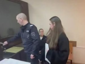 Российская стюардесса получила срок за оскорбление военных