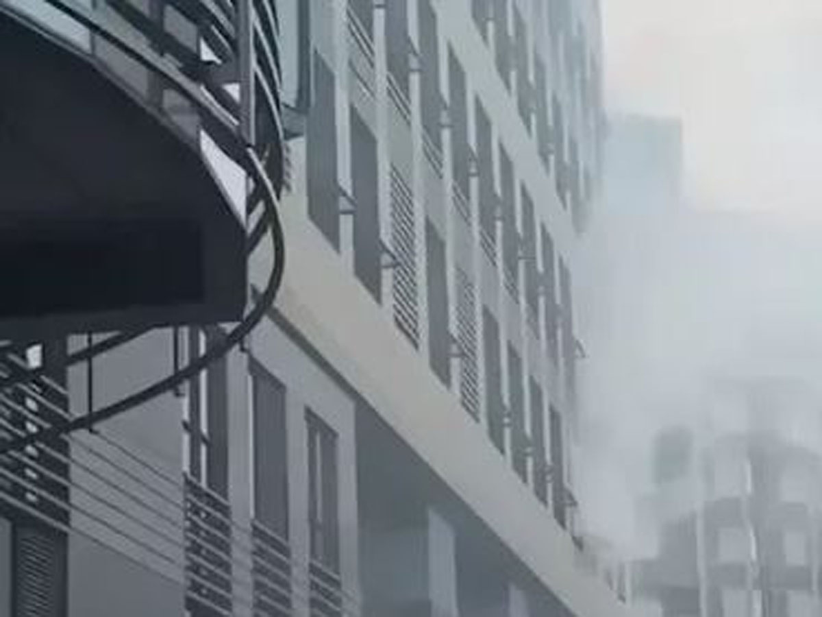 в центре Москвы загорелся отель Radisson Blu