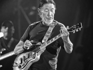 Умер известный британский певец Крис Ри