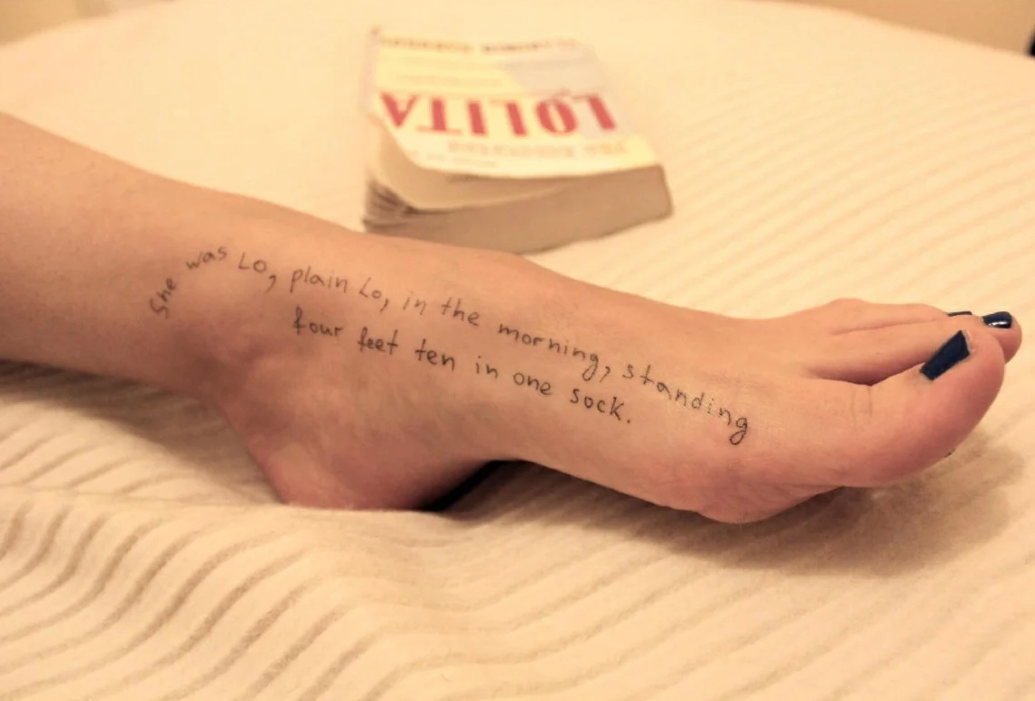 Голые тела с цитатами из «Лолиты», Билл Гейтс с девушками и паспорта россиянок: в США опубликовали новые фото из архива Эпштейна