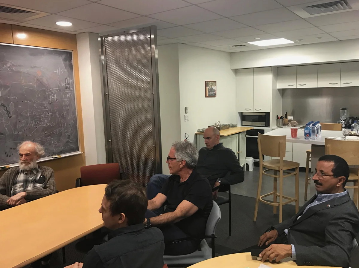 Голые тела с цитатами из «Лолиты», Билл Гейтс с девушками и паспорта россиянок: в США опубликовали новые фото из архива Эпштейна