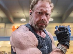 Создателей ChatGPT обвинили в склонении американца к убийству матери и суициду