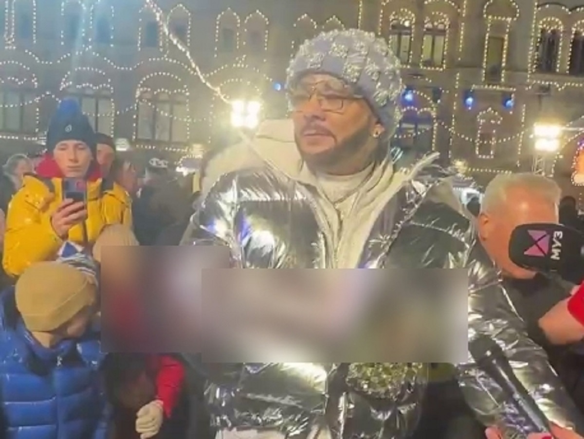 «Он оскорбил артиста»: директор Киркорова подрался с блогером на открытии ГУМ-катка