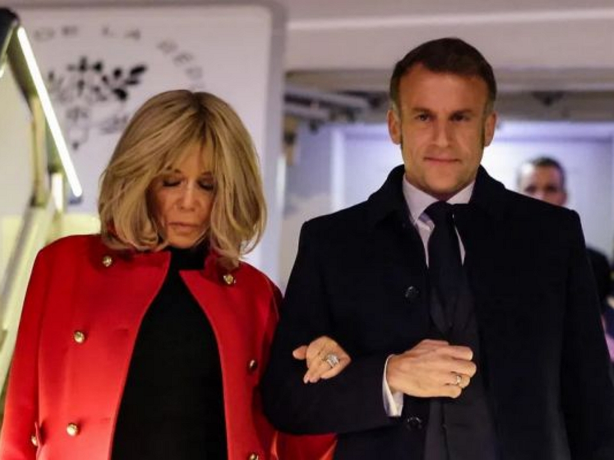 «Прилично выпил?»: в Сети обсуждают странное поведение Макрона при прибытии в Китай