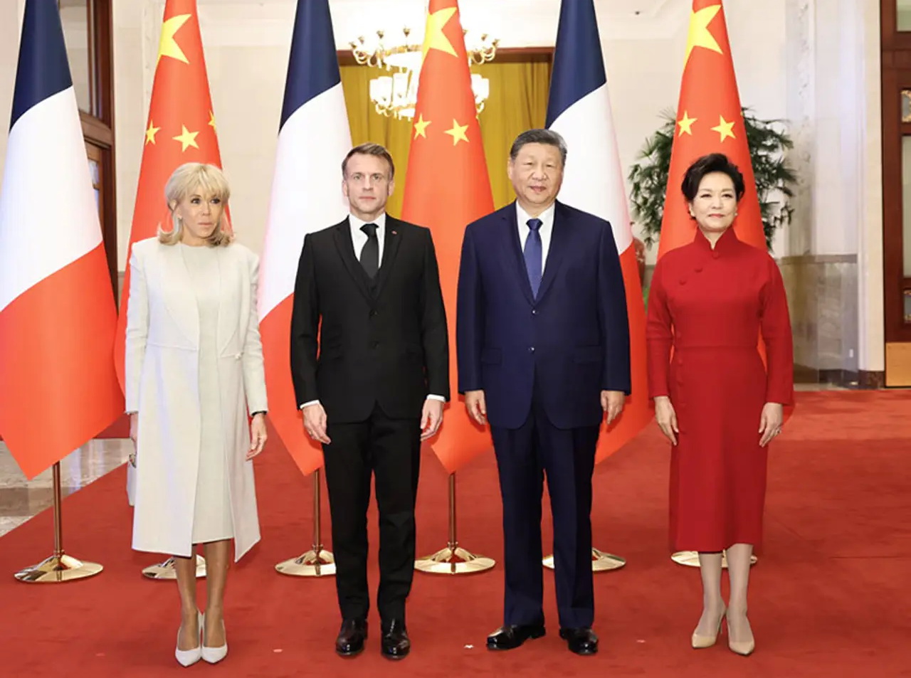 «Куда смотрит Брижит?»: украинская телеведущая пришла в шок от увиденного в резиденции Макрона