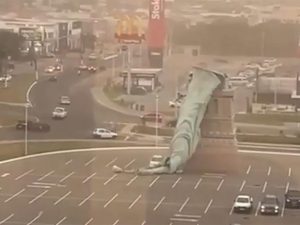 Обрушилась статуя Свободы
