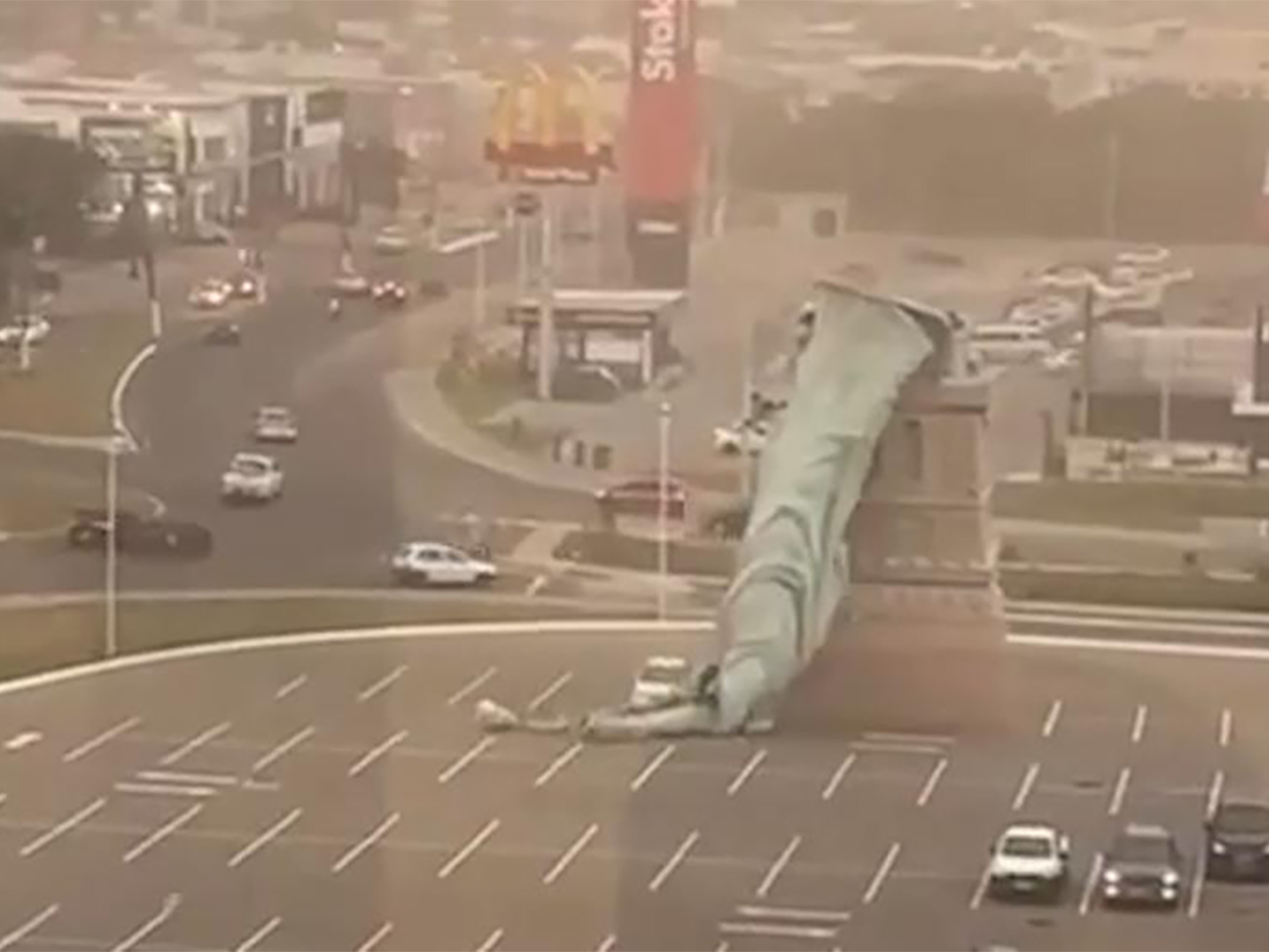 Обрушилась статуя Свободы