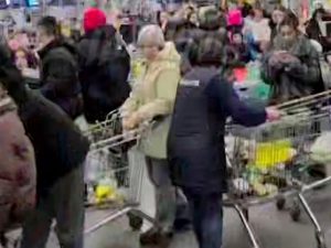 «Повелись на халяву»: москвичи встали в очереди в ТЦ из-за сбоя «Яндекса»