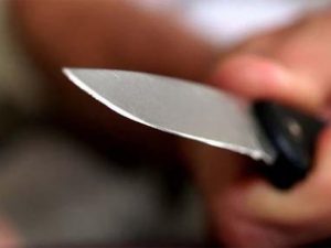 Ранил ножом