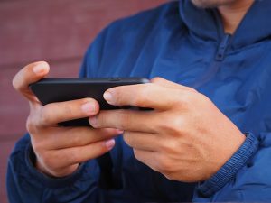 Телефон в руках