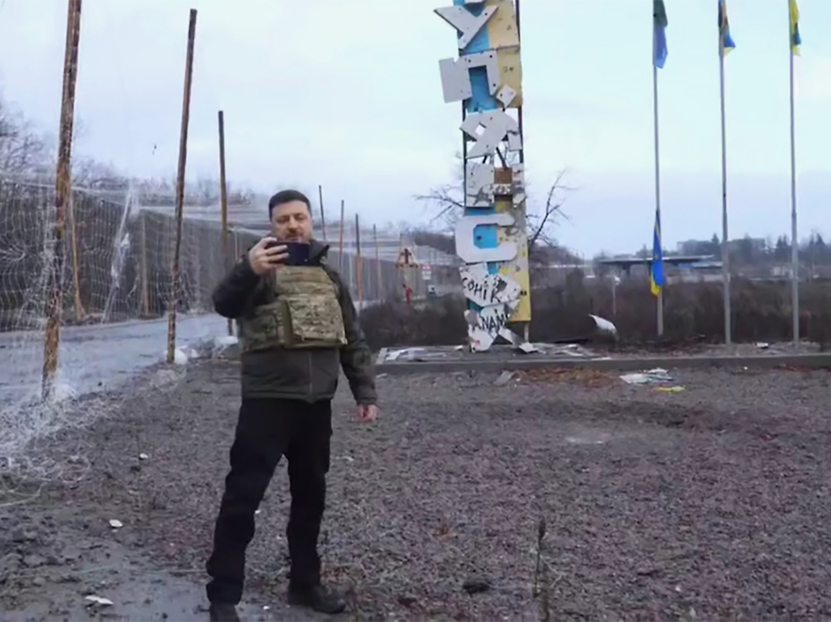 Дрон РФ разоблачил селфи Зеленского на фоне стелы Купянска Дрон РФ разоблачил селфи Зеленского на фоне стелы Купянска