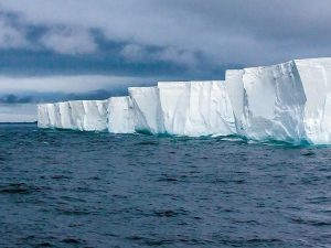 Роскосмос опубликовал фото крупнейшего айсберга А23а после раскола