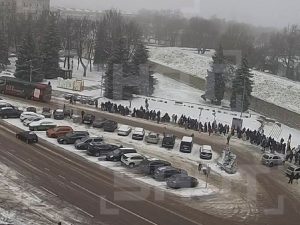 Эстонцы рванули на праздники в Россию: километровые очереди попали на видео