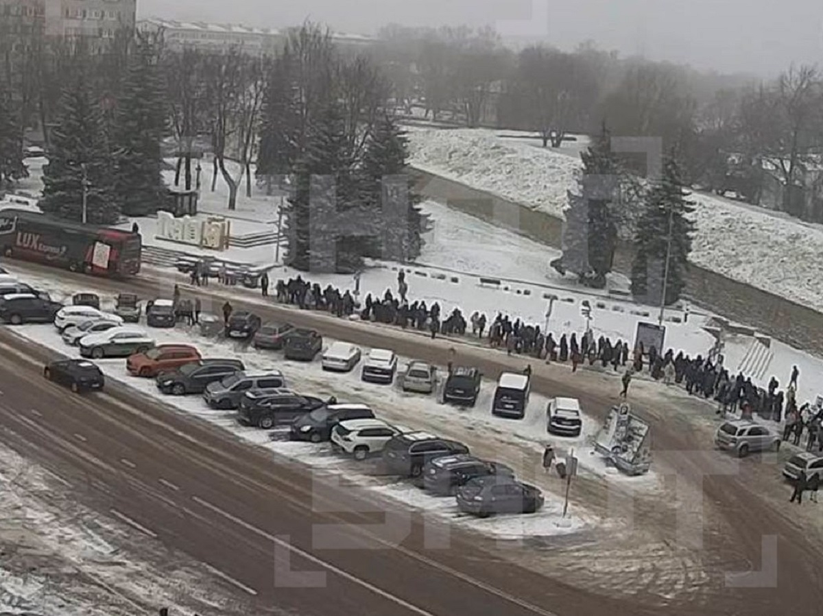 Эстонцы рванули на праздники в Россию: километровые очереди попали на видео