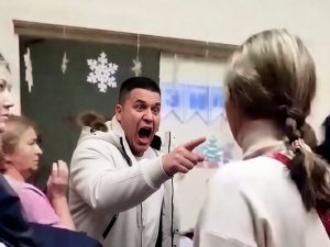 отец устроил истерику из-за новогоднего подарка сыну