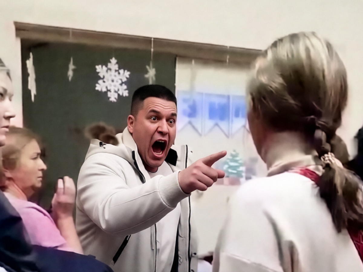 отец устроил истерику из-за новогоднего подарка сыну