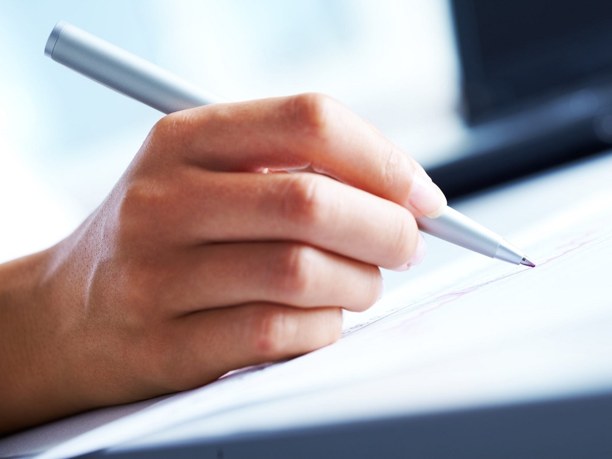 «Разозлился из-за двойки»: в Ельце первокурсник воткнул ручку в шею педагога