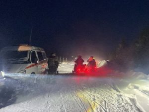 На самой высокой горе Урала потерялись 13 снегоходчиков