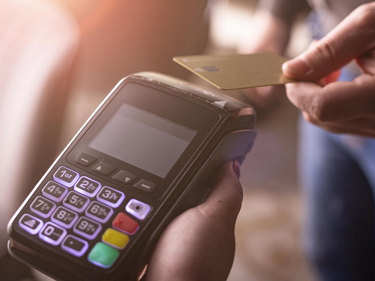 С 1 января 2026 операции с банковскими картами будут облагаться налогом 22%