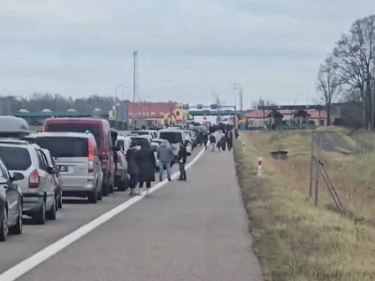 Многокилометровая пробка на польско-российской границе попала на видео: европейцы жаждут отметить Рождество в РФ