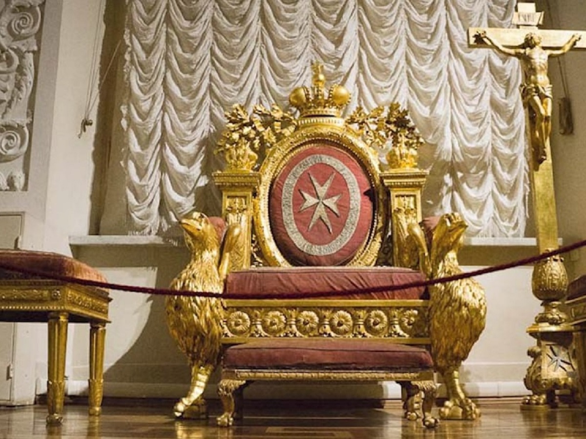 Россиянин, неудачно севший на трон в Эрмитаже, получил 800 тыс. штрафа