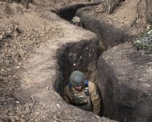 Притащили на проволоке: военные ВСУ в Северске сдали в плен ВС РФ своего командира