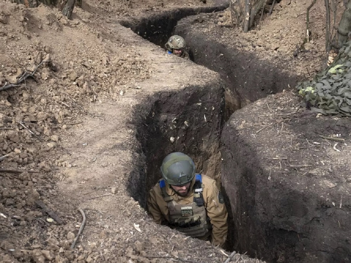 Притащили на проволоке: военные ВСУ в Северске сдали в плен ВС РФ своего командира