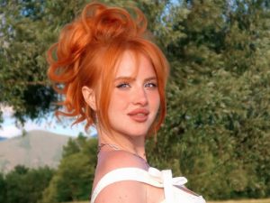 В Москве оштрафовали блогера Карпову, которую мужчина схватил за ягодицы в метро