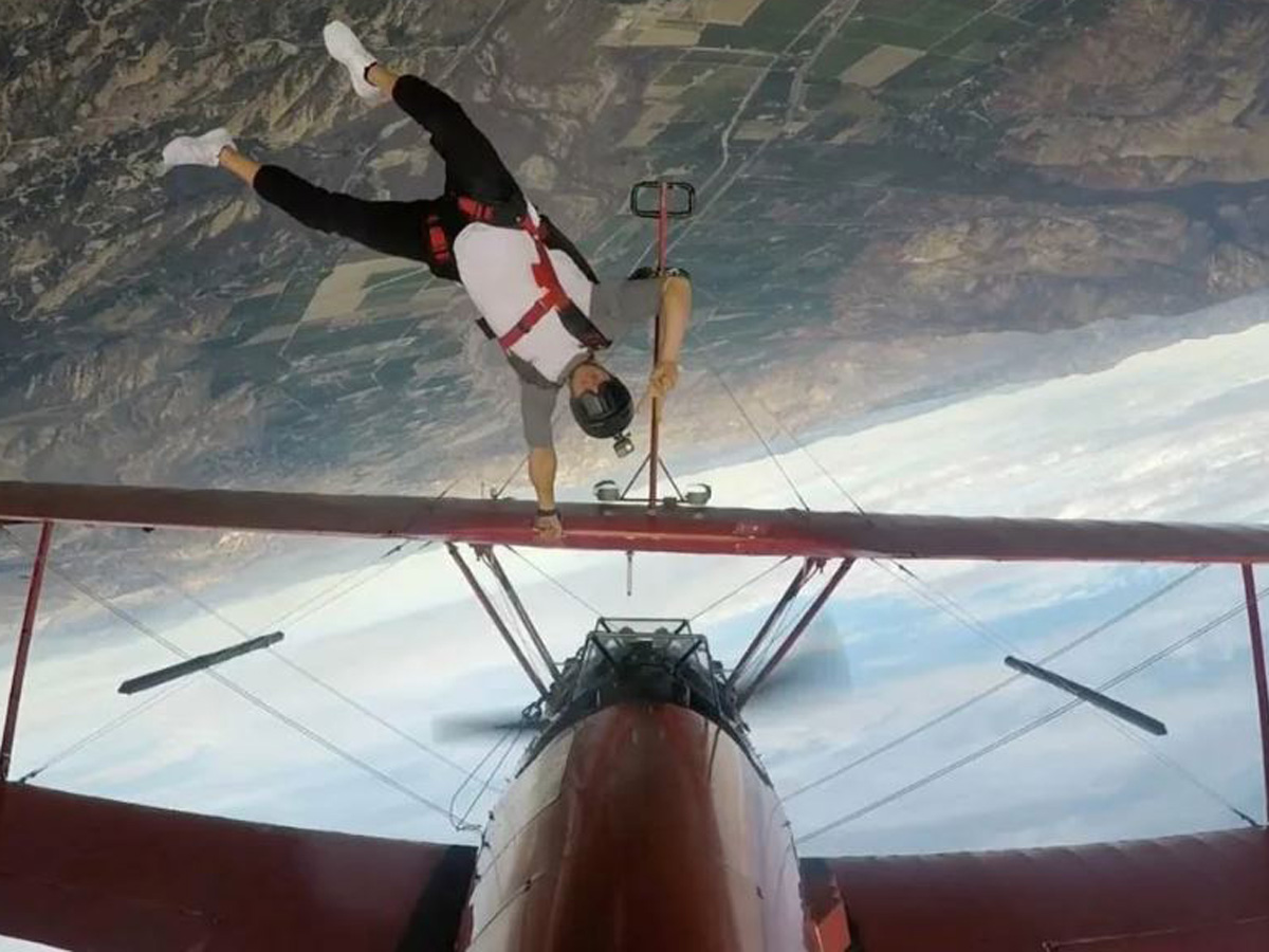 Зацепившийся за крыло самолета парашютист попал на видео Зацепившийся за крыло самолета парашютист попал на видео