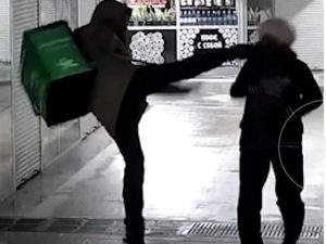 «Вызывает отвращение»: в Госдуме призвали наказать курьера, ударившего пенсионерку ногой в лицо