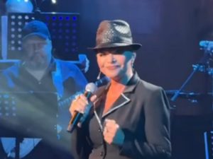 Появились кадры с Долиной после отпуска в Абу-Даби: артистка спела про кровную месть