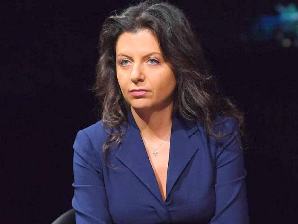 Главред RT Маргарита Симоньян показала себя без парика. Журналистка опубликовала в соцсетях фотографию, на которой видно, что у нее на голове не осталось волос. Напомним, Маргарита Симоньян в сентябре 2025 года сообщила об онкологическом заболевании, которое у нее выявили. Менеджер рассказывала после начала химиотерапии, что будет ходить в париках. По какой причине Симоньян решила открыться и показать себя без парика, неизвестно. «Ничего не бойтесь. Бог есть, а смерти нет», — подписала фото Маргарита Симоньян. Напомним, в сентябре 2025 года главреду провели операцию в области груди. В конце года Маргарита Симоньян рассказала, что прошла третий сеанс химиотерапии. Тогда она говорила, что ее ноги немножко не держат, боли везде, а от изжоги ничего не помогает. У журналистки от химиотерапии начали падать показатели крови. Также у нее повреждена слизистая и «желудок сходит с ума». Вдове Тиграна Кеосаяна было сложно даже из комнаты до кухни дойти. Россияне поддерживают Маргариту Симоньян и под фото ее без парика оставляют только подбадривающие комментарии. «Маргарита, милая, какая же ты красавица!!!!» «У вас все будет хорошо» «Какая же Вы красавица! Вам действительно идет!!!», - пишут подписчики журналистки. Как писал ранее Topnews, в декабре 2025 года Маргарита Симоньян рассказывала, что третий курс химиотерапии был запланирован на 1 декабря, но его перенесли на на несколько дней вперёд.