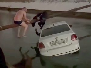 «Невероятный момент»: британцы восхитились дагестанцами, которые спасли мать и ребенка из водоканала