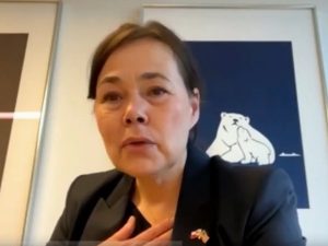 Трамп довел главу МИД Гренландии до слез