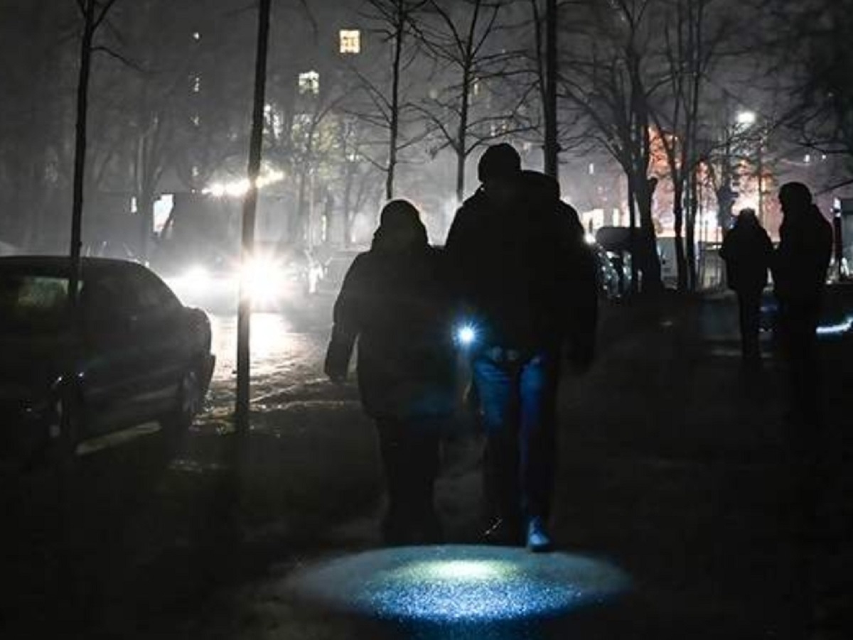 «Станет еще хуже»: свет на Украине будут отключать на 16 часов в сутки и больше